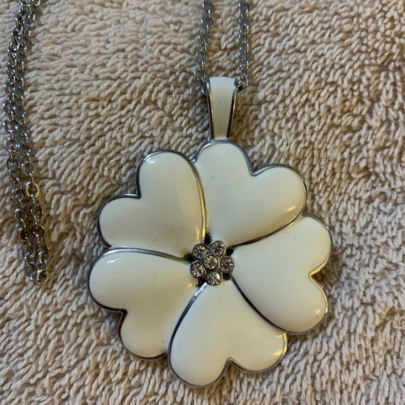 Source Unknown Jewelry - White Flower Pendant Necklace NWOT Cream & Silver